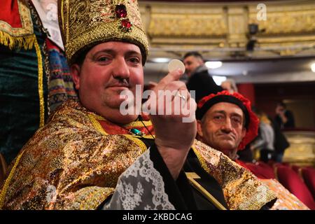 Un spectateur portant une robe de fantaisie participe au tirage au sort de la loterie de Noël espagnole appelée « El Gordo » (Fat One) au Teatro Real sur 22 décembre 2019 à Madrid, en Espagne. Le nombre de gagnants de cette année est de 26590, avec un total de 4 millions d'euros pour le prix le plus élevé à partager entre dix détenteurs de billets. (Photo par Antonio Navia/NurPhoto) Banque D'Images