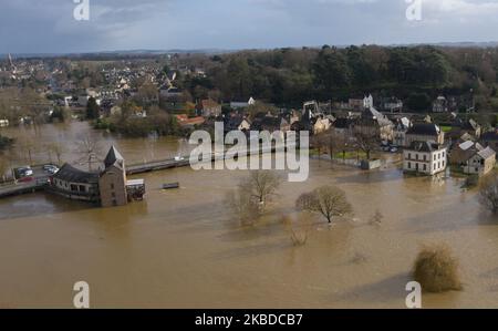 Une vue de drone sur la ville de 22 décembre 2019 de Guipry-Messac (Bretagne, France) particulièrement touchée par l'inondation après le passage de la tempête Fabien. La Vilaine a débordé sur ses berges et a provoqué des inondations dans le département d'Ille-et-Vilaine, en particulier dans la ville dont Meteo France a mis en alerte les inondations d'Orange. (Photo par Estelle Ruiz/NurPhoto) Banque D'Images