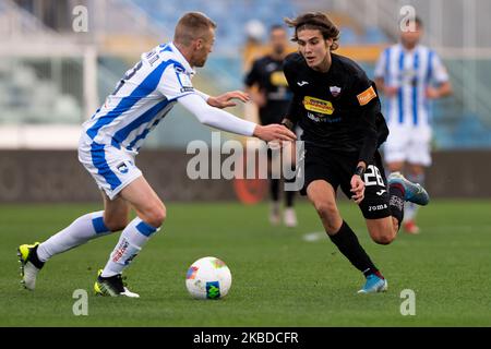 Matteo Ciofani de Pescara Calcio 1936 et Andrea Colpani de Trapani Calcio 1905 se battent pour le ballon lors du match de la série italienne B 2019/2020 entre Pescara Calcio 1936 et Trapani Calcio 1905 au Stadio Adriatico Giovanni Cornacchia sur 22 décembre 2019 à Pescara, en Italie. (Photo de Danilo Di Giovanni/NurPhoto) Banque D'Images