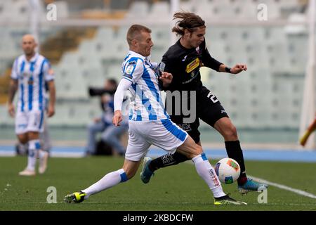 Matteo Ciofani de Pescara Calcio 1936 et Andrea Colpani de Trapani Calcio 1905 se battent pour le ballon lors du match de la série italienne B 2019/2020 entre Pescara Calcio 1936 et Trapani Calcio 1905 au Stadio Adriatico Giovanni Cornacchia sur 22 décembre 2019 à Pescara, en Italie. (Photo de Danilo Di Giovanni/NurPhoto) Banque D'Images