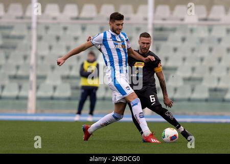 Gennaro Borrelli de Pescara Calcio 1936 etStefano Scognamillo de Trapani Calcio 1905 bataille pour le bal pendant le match de la série italienne B 2019/2020 entre Pescara Calcio 1936 et Trapani Calcio 1905 au Stadio Adriatico Giovanni Cornacchia sur 22 décembre 2019 à Pescara, Italie. (Photo de Danilo Di Giovanni/NurPhoto) Banque D'Images