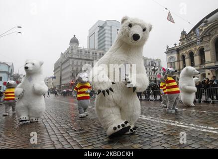 Les Ukrainiens assistent à une « Parade du nouvel an » à Kiev, en Ukraine, le 22 décembre 2019. Quelques centaines de participants portant une variété de costumes du nouvel an ont participé à la première parade du nouvel an. (Photo par STR/NurPhoto) Banque D'Images