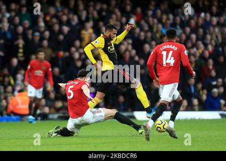 Watfords Etienne Capoue affronté par les Manchester Uniteds Harry Maguire lors du match de Premier League entre Watford et Manchester United à Vicarage Road, Watford, le dimanche 22nd décembre 2019. (Photo de Leila Coker/MI News/NurPhoto) Banque D'Images