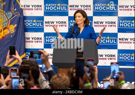 NEW YORK, NEW YORK - NOVEMBRE 03 : la gouverneure de New York Kathy Hochul parle lors d'un rassemblement des femmes de New York « sortez le vote » au Barnard College de 03 novembre 2022, à New York. Le vice-président Kamala Harris et la secrétaire Hillary Rodham Clinton se sont joints à Gov. Kathy Hochul et le procureur général Letitia James pendant leur campagne lors d’un rassemblement de femmes GOTV à New York avec les élections de mi-mandat dans un délai d’une semaine. Hochul détient une faible avance dans les sondages contre le candidat républicain, Lee Zeldin. AG James est préféré pour battre le candidat républicain pour le procureur général Michael Henry. Banque D'Images