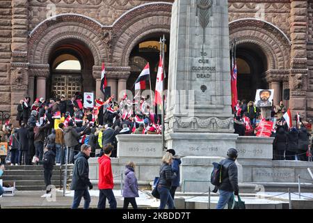 Des centaines de personnes ont assisté à un rassemblement en faveur des manifestants iraquiens à l'ancien hôtel de ville de Toronto, Ontario, Canada, on 21 décembre 2019. Les Canadiens iraquiens ont protesté au centre-ville de Toronto pour dénoncer les violences contre les manifestants antigouvernementaux en Irak. Au moins 341 manifestants sont morts dans des manifestations massives en Irak depuis le 1 octobre 2019 et des milliers de personnes ont été blessées. Les forces de sécurité irakiennes ont tiré des balles en caoutchouc et du gaz lacrymogène pour disperser les foules à Bagdad, tuant une personne. Des milliers d'Irakiens continuent de manifester contre la corruption de l'État, les réformes électorales, le chômage et le manque de services de base. (Photo Banque D'Images