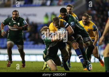 Albert Tuisue de Londres Irish et Tom Stephenson de Londres Irish s'attaquant à Tom Ellis de Bath Rugby lors du match Gallagher Premiership entre London Irish et Bath Rugby au Madejski Stadium, Reading, le dimanche 22nd décembre 2019. (Photo de Jacques Feeney/MI News/NurPhoto) Banque D'Images