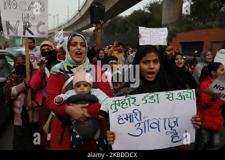 Une femme tient son bébé alors qu'elle participe aux manifestations contre la loi de modification de la citoyenneté (CAA) à New Delhi, Inde, le 22 décembre 2019 (photo de Nasir Kachroo/NurPhoto) Banque D'Images