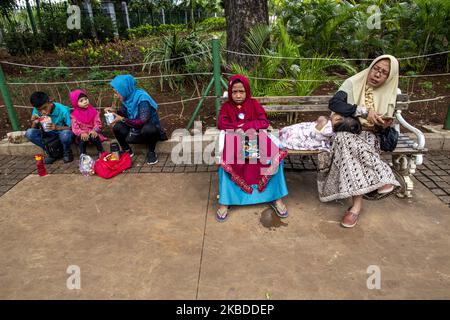 Jakarta, Indonésie, 23 décembre 2019 : à l'approche du nouvel an 2020, l'école en Indonésie ayant des vacances, la plupart des personnes en Indonésie visitent le lieu de la récréation. À Jakarta, l'endroit le plus visité est à Monas-Central Jakarta, la plupart des mères et leur enfant visitant l'endroit pour de longues vacances rafraîchissantes. (Photo par Donal Husni/NurPhoto) Banque D'Images