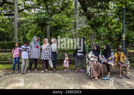 Jakarta, Indonésie, 23 décembre 2019 : à l'approche du nouvel an 2020, l'école en Indonésie ayant des vacances, la plupart des personnes en Indonésie visitent le lieu de la récréation. À Jakarta, l'endroit le plus visité est à Monas-Central Jakarta, la plupart des mères et leur enfant visitant l'endroit pour de longues vacances rafraîchissantes. (Photo par Donal Husni/NurPhoto) Banque D'Images