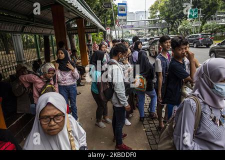 Jakarta, Indonésie, 23 décembre 2019 : à l'approche du nouvel an 2020, l'école en Indonésie ayant des vacances, la plupart des personnes en Indonésie visitent le lieu de la récréation. À Jakarta, l'endroit le plus visité est à Monas-Central Jakarta, la plupart des mères et leur enfant visitant l'endroit pour de longues vacances rafraîchissantes. (Photo par Donal Husni/NurPhoto) Banque D'Images