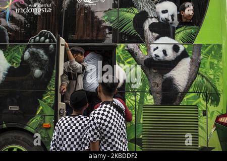 Jakarta, Indonésie, 23 décembre 2019 : à l'approche du nouvel an 2020, l'école en Indonésie ayant des vacances, la plupart des personnes en Indonésie visitent le lieu de la récréation. À Jakarta, l'endroit le plus visité est à Monas-Central Jakarta, la plupart des mères et leur enfant visitant l'endroit pour de longues vacances rafraîchissantes. (Photo par Donal Husni/NurPhoto) Banque D'Images