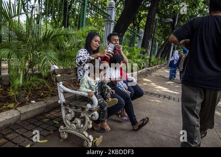 Jakarta, Indonésie, 23 décembre 2019 : à l'approche du nouvel an 2020, l'école en Indonésie ayant des vacances, la plupart des personnes en Indonésie visitent le lieu de la récréation. À Jakarta, l'endroit le plus visité est à Monas-Central Jakarta, la plupart des mères et leur enfant visitant l'endroit pour de longues vacances rafraîchissantes. (Photo par Donal Husni/NurPhoto) Banque D'Images