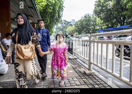 Jakarta, Indonésie, 23 décembre 2019 : à l'approche du nouvel an 2020, l'école en Indonésie ayant des vacances, la plupart des personnes en Indonésie visitent le lieu de la récréation. À Jakarta, l'endroit le plus visité est à Monas-Central Jakarta, la plupart des mères et leur enfant visitant l'endroit pour de longues vacances rafraîchissantes. (Photo par Donal Husni/NurPhoto) Banque D'Images