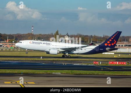 Airbus A330-200 de Brussels Airlines vus lors du décollage en phase de rotation, au départ de la piste de l'aéroport Zaventem BRU EBBR de Bruxelles le 19 novembre 2019. L'avion est immatriculé OO-SFT, 2x moteurs de jet PW et le transporteur aérien est membre de l'alliance aérienne Star Alliance. Brussels Airlines SN bel BEELINE est le porte-drapeau de la Belgique, faisant partie du groupe Lufthansa avec 62 avions à réaction et 120 destinations. (Photo de Nicolas Economou/NurPhoto) Banque D'Images