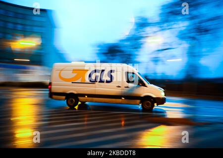 Pendant la période de Noël, une fourgonnette GLS traverse les rues de Gliwice, en Pologne. 23rd décembre 2019 (photo de Beata Zawrzel/NurPhoto) Banque D'Images