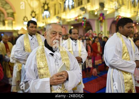 Catholiques prêtres et religieuses effectuant des rituels saints pour la Sainte Messe pendant la célébration de la VEILLE de Noël à Dhobighat, Lalitpur, Népal lundi, 24 décembre 2019. (Photo de Narayan Maharajan/NurPhoto) Banque D'Images