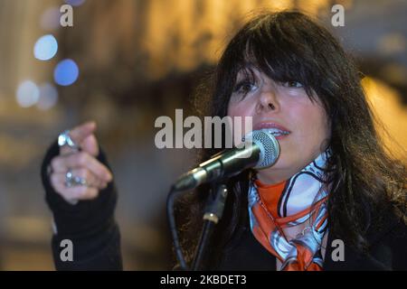 Imelda peut jouer pendant la veille de Noël annuelle busk en aide à la communauté Simon de Dublin à l'extérieur du théâtre Gaiety à Dublin. Des centaines ont assisté au concert de bus annuel espérant voir le bono, homme de front en U2. Le mardi 24 décembre 2019, à Dublin, Irlande. (Photo par Artur Widak/NurPhoto) Banque D'Images