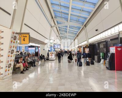 À l'intérieur du hall d'entrée du terminal 1, salles d'attente, portails, sièges, toilettes, Magasins, hors taxes, salons avec fenêtres en verre, chaises et avions à l'aéroport international JFK / KJFK John F. Kennedy à New York, Etats-Unis. JFK est l'un des plus grands aéroports au monde avec 4 pistes et 8 terminaux, la passerelle aérienne internationale la plus achalandée des États-Unis. NY, Etats-Unis d'Amérique (photo de Nicolas Economou/NurPhoto) Banque D'Images