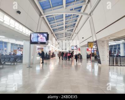 À l'intérieur du hall d'entrée du terminal 1, salles d'attente, portails, sièges, toilettes, Magasins, hors taxes, salons avec fenêtres en verre, chaises et avions à l'aéroport international JFK / KJFK John F. Kennedy à New York, Etats-Unis. JFK est l'un des plus grands aéroports au monde avec 4 pistes et 8 terminaux, la passerelle aérienne internationale la plus achalandée des États-Unis. NY, Etats-Unis d'Amérique (photo de Nicolas Economou/NurPhoto) Banque D'Images