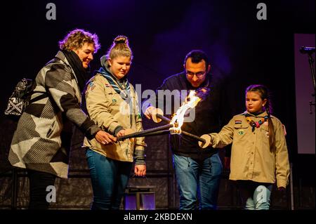 Yasin Torunoglu, Conseiller d'Eindhoven. Lors d'une procession torchlight pour la paix et la tolérance à Eindhoven, sur 24 décembre 2019, pendant la veille de Noël. e procession torchlight est une partie de la saison de Noël établie depuis longtemps pour de nombreuses personnes dans et autour d'Eindhoven. Par cette activité, la ville montre que les gens sont prêts à s'engager dans une société dans laquelle la tolérance et le respect sont des questions clés. (Photo par Romy Arroyo Fernandez/NurPhoto) Banque D'Images