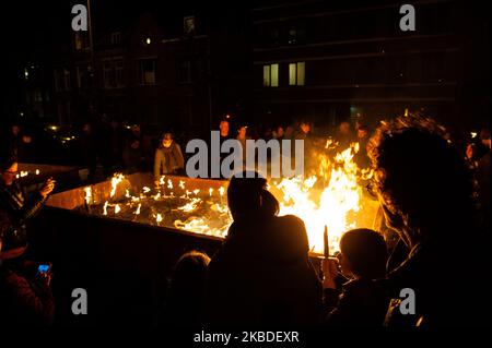 Les gens prennent part à une procession de torchlight pour la paix et la tolérance à Eindhoven, sur 24 décembre 2019, pendant la veille de Noël. e procession de torchlight est une partie de longue date de la saison de Noël pour beaucoup de gens dans et autour d'Eindhoven. Par cette activité, la ville montre que les gens sont prêts à s'engager dans une société dans laquelle la tolérance et le respect sont des questions clés. (Photo par Romy Arroyo Fernandez/NurPhoto) Banque D'Images