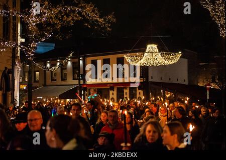 Les gens prennent part à une procession de torchlight pour la paix et la tolérance à Eindhoven, sur 24 décembre 2019, pendant la veille de Noël. e procession de torchlight est une partie de longue date de la saison de Noël pour beaucoup de gens dans et autour d'Eindhoven. Par cette activité, la ville montre que les gens sont prêts à s'engager dans une société dans laquelle la tolérance et le respect sont des questions clés. (Photo par Romy Arroyo Fernandez/NurPhoto) Banque D'Images