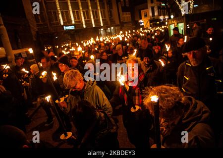 Les gens prennent part à une procession de torchlight pour la paix et la tolérance à Eindhoven, sur 24 décembre 2019, pendant la veille de Noël. e procession de torchlight est une partie de longue date de la saison de Noël pour beaucoup de gens dans et autour d'Eindhoven. Par cette activité, la ville montre que les gens sont prêts à s'engager dans une société dans laquelle la tolérance et le respect sont des questions clés. (Photo par Romy Arroyo Fernandez/NurPhoto) Banque D'Images