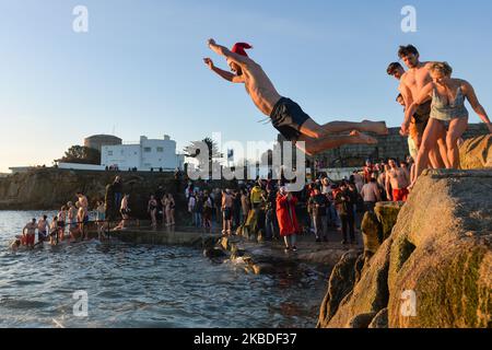 Une scène du jour de Noël annuel de natation, avec des centaines de nageurs se retournant pour un saut dans l'eau à la quarante pieds ce matin, à Dun Laoghaire, Dublin. Mercredi, 25 décembre 2019, à Dublin, Irlande. (Photo par Artur Widak/NurPhoto) Banque D'Images