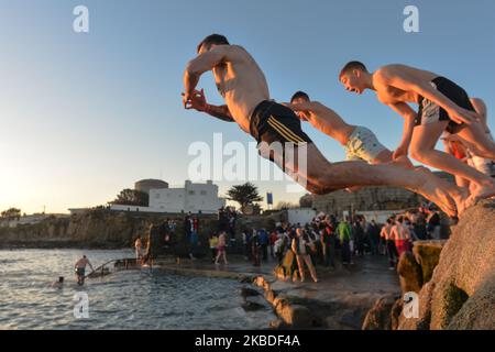 Une scène du jour de Noël annuel de natation, avec des centaines de nageurs se retournant pour un saut dans l'eau à la quarante pieds ce matin, à Dun Laoghaire, Dublin. Mercredi, 25 décembre 2019, à Dublin, Irlande. (Photo par Artur Widak/NurPhoto) Banque D'Images