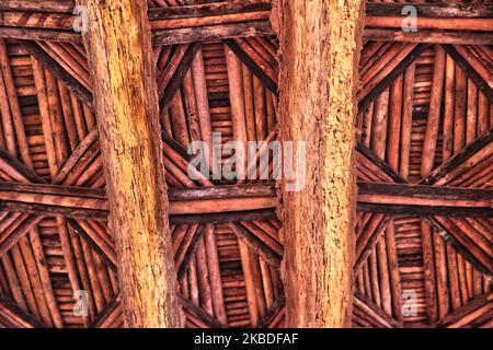 Des poutres en bois composent le toit à l'intérieur de la Kasbah historique de Taourirt située dans les montagnes de l'Atlas à Ouarzazate, Maroc, Afrique le 4 janvier 2016. La Kasbah date du 19th siècle et compte près de 300 chambres. (Photo de Creative Touch Imaging Ltd./NurPhoto) Banque D'Images