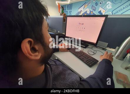 Un garçon recherche Google sur un bureau dans un bureau privé à New Delhi Inde le 26 décembre 2019 (photo de Nasir Kachroo/NurPhoto) Banque D'Images