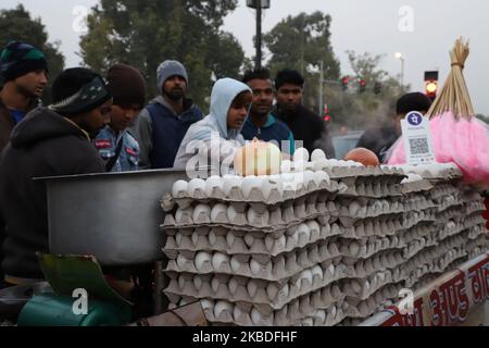 Un garçon vend des œufs durs près de la porte de l'Inde à New Delhi Inde le 25 décembre 2019 (photo de Nasir Kachroo/NurPhoto) Banque D'Images