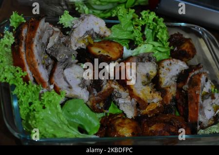Vue générale d'un plat de porc farci accompagné de laitue, une nourriture classique au dîner de Noël traditionnel, où la famille se réunit pour célébrer la naissance de Jésus dans le cadre des vacances de Noël à 24 décembre 2019 à Mexico, Mexique (photo d'Eyepix/NurPhoto) Banque D'Images