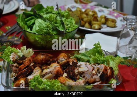 Vue générale d'un plat de porc farci accompagné de laitue, une nourriture classique au dîner de Noël traditionnel, où la famille se réunit pour célébrer la naissance de Jésus dans le cadre des vacances de Noël à 24 décembre 2019 à Mexico, Mexique (photo d'Eyepix/NurPhoto) Banque D'Images
