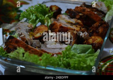 Vue générale d'un plat de porc farci accompagné de laitue, une nourriture classique au dîner de Noël traditionnel, où la famille se réunit pour célébrer la naissance de Jésus dans le cadre des vacances de Noël à 24 décembre 2019 à Mexico, Mexique (photo d'Eyepix/NurPhoto) Banque D'Images