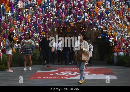 Les gens marchent devant les décorations de Noël et le nouvel an exposés à l'extérieur d'un centre commercial à Bangkok, Thaïlande, 26 décembre 2019. (Photo par Anusak Laowilas/NurPhoto) Banque D'Images