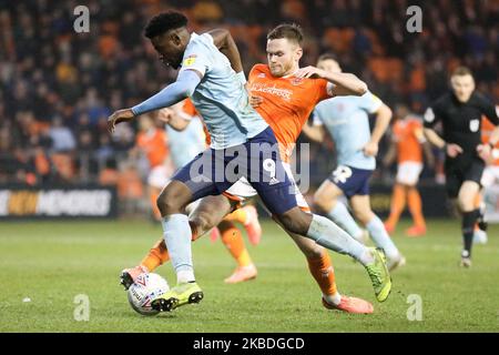 L'Offrande Zanzala d'Accrington Stanley combat pour possession avec Oliver Turton du FC Blackpool lors du match Sky Bet League 1 entre Blackpool et Accrington Stanley à Bloomfield Road, Blackpool, le jeudi 26th décembre 2019. (Photo de Tim Markland/MI News/NurPhoto) Banque D'Images