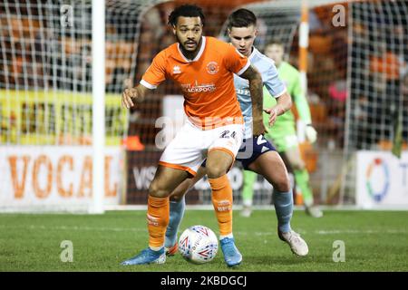 Joe Nuttall du FC Blackpool lutte pour possession avec Callum Johnson d'Accrington Stanley lors du match Sky Bet League 1 entre Blackpool et Accrington Stanley à Bloomfield Road, Blackpool, le jeudi 26th décembre 2019. (Photo de Tim Markland/MI News/NurPhoto) Banque D'Images