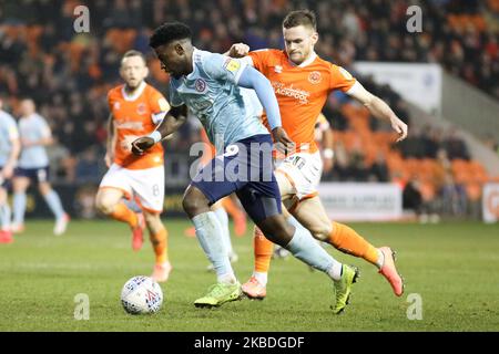 L'Offrande Zanzala d'Accrington Stanley combat pour possession avec Oliver Turton du FC Blackpool lors du match Sky Bet League 1 entre Blackpool et Accrington Stanley à Bloomfield Road, Blackpool, le jeudi 26th décembre 2019. (Photo de Tim Markland/MI News/NurPhoto) Banque D'Images