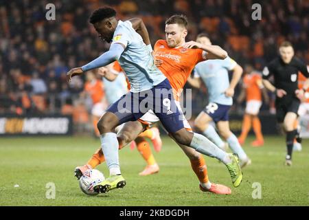 L'Offrande Zanzala d'Accrington Stanley combat pour possession avec Oliver Turton du FC Blackpool lors du match Sky Bet League 1 entre Blackpool et Accrington Stanley à Bloomfield Road, Blackpool, le jeudi 26th décembre 2019. (Photo de Tim Markland/MI News/NurPhoto) Banque D'Images