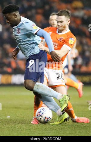 L'Offrande Zanzala d'Accrington Stanley combat pour possession avec Oliver Turton du FC Blackpool lors du match Sky Bet League 1 entre Blackpool et Accrington Stanley à Bloomfield Road, Blackpool, le jeudi 26th décembre 2019. (Photo de Tim Markland/MI News/NurPhoto) Banque D'Images