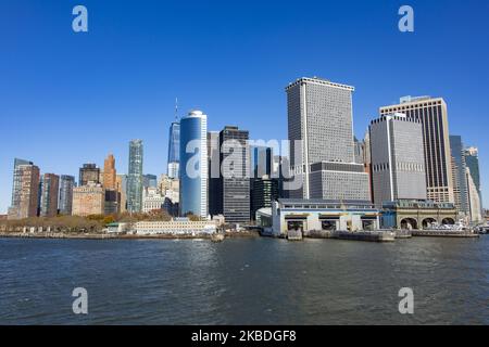 Vue panoramique sur la Tour de la liberté, One World Trade Center, le plus haut bâtiment d'Amérique et de l'hémisphère occidental, le gratte-ciel du World Financial Center, les hauts bâtiments et la ligne aérienne de Lower Manhattan depuis le ferry de Staten Island en mer, Depuis Upper Bay et East River à New York. Wall Street et la Bourse de New York sont situées dans Lower Manhattan, New York. New York, Etats-Unis (photo de Nicolas Economou/NurPhoto) Banque D'Images