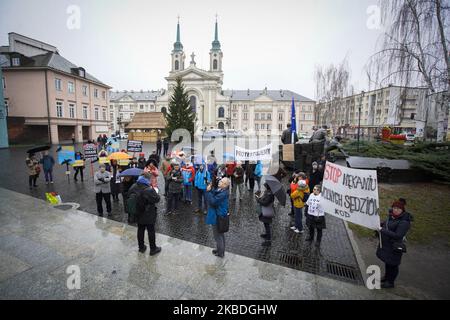 Plusieurs dizaines de manifestants sont vus lors d'une manifestation devant la Cour suprême à Varsovie, en Pologne, à l'encontre de 23 décembre 2019 contre la suspension soudaine de Pawel Juszczyszyn. Juszczyszyn est un juge d'Olsztyn, dans le nord de la Pologne, brusquement suspendu après avoir critiqué la nomination d'un autre juge par le Conseil national de la magistrature (KRS) qui supervise les plaintes contre le pouvoir judiciaire et est en grande partie sous contrôle politique par l'actuel parti "droit eurosceptique et Justice". Le gouvernement polonais a été lourdement critiqué par l'UE qui met en danger l'indépendance du pouvoir judiciaire et Banque D'Images