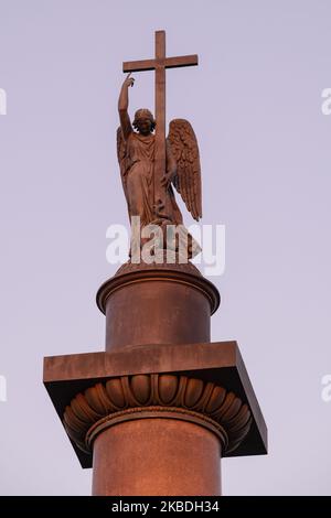 Sculpture d'ange sur le dessus de la colonne Alexandre (1834) le soir de juillet. Saint-Pétersbourg, Russie Banque D'Images