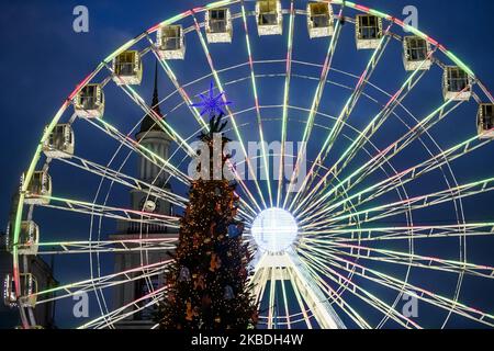 Arbre de Noël et grande roue sur la place Kontraktova à Kiev, Ukraine. Décembre 2019 (photo de Maxym Marusenko/NurPhoto) Banque D'Images