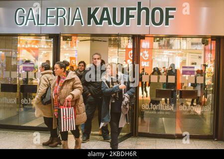 Les gens se promène au centre commercial Galeria Kaufhof, dans le centre-ville de Cologne, en Allemagne, sur 26 décembre 2019. (Photo de Ying Tang/NurPhoto) Banque D'Images