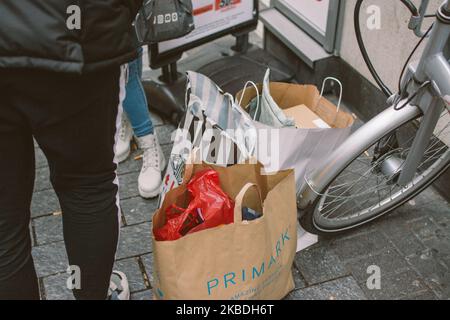 Des sacs d'achats sont installés au sol dans le centre-ville de Cologne, en Allemagne, sur 26 décembre 2019. (Photo de Ying Tang/NurPhoto) Banque D'Images