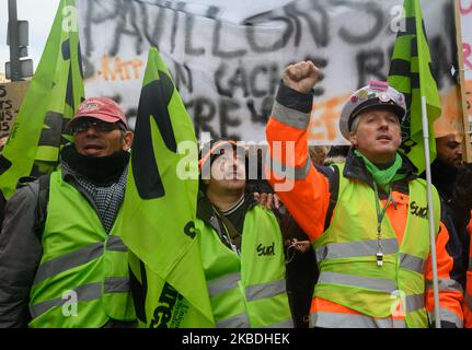 Les agents de la RATP et de la SNCF manifestent sur 26 décembre 2019 à Paris, en France, contre le projet de réforme des retraites qu'ils exigent. (Photo par Estelle Ruiz/NurPhoto) Banque D'Images