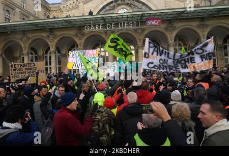 Les agents de la RATP et de la SNCF manifestent sur 26 décembre 2019 à Paris, en France, contre le projet de réforme des retraites qu'ils exigent. (Photo par Estelle Ruiz/NurPhoto) Banque D'Images