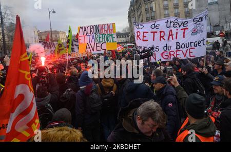 Les agents de la RATP et de la SNCF manifestent sur 26 décembre 2019 à Paris, en France, contre le projet de réforme des retraites qu'ils exigent. (Photo par Estelle Ruiz/NurPhoto) Banque D'Images